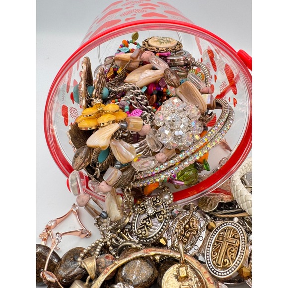 WMystery Jewelry Jar 1lb 13oz mixed Lot Vintage to Now Mostly Wearable Treasure - Picture 4 of 12